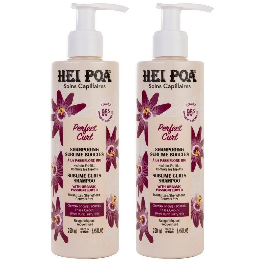 Twee flessen Hei Poa Perfect Curl shampoo met pompdosering. Beige flessen met paars bloemenpatroon en tekst.
