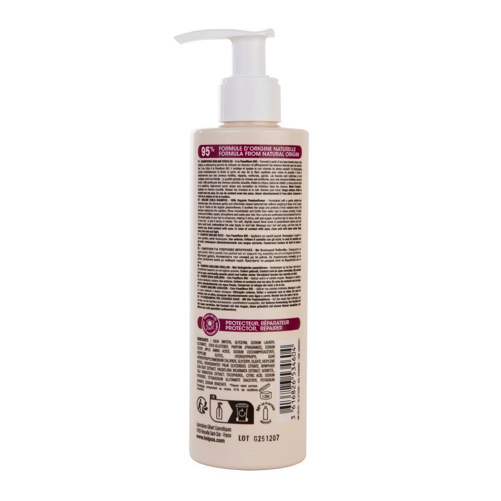 Arrière d'un flacon de shampoing Hei Poa Perfect Curl avec pompe. Flacon beige avec texte détaillé et symboles.