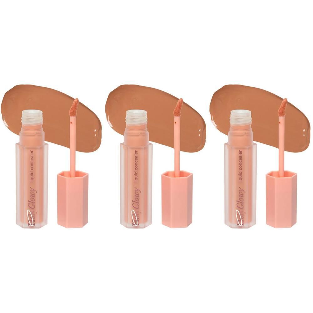 Drie vloeibare concealers in een lichte huidtint met applicators en swatches.