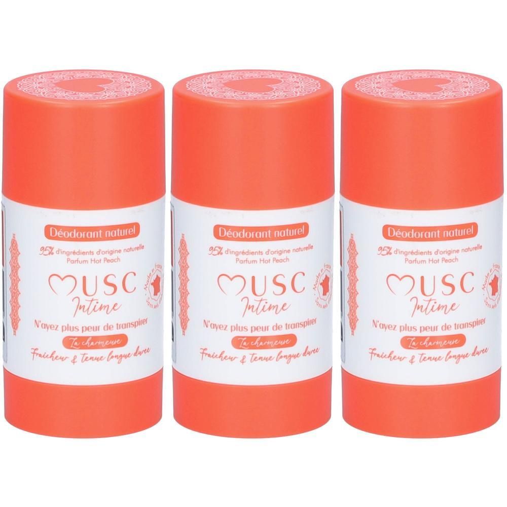 Trois déodorants en stick avec capuchons orange et étiquettes blanches à inscription rose.