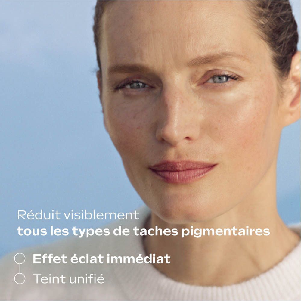 Femme avec un teint uniforme et des taches pigmentaires réduites.