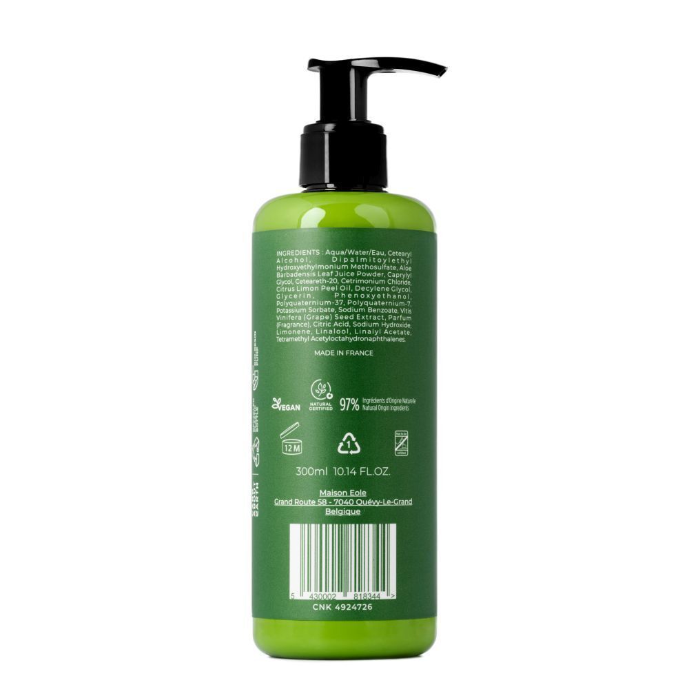 Groene fles Maison Éole Conditioner met pompdispenser, achterkant met ingrediënten en certificeringen.