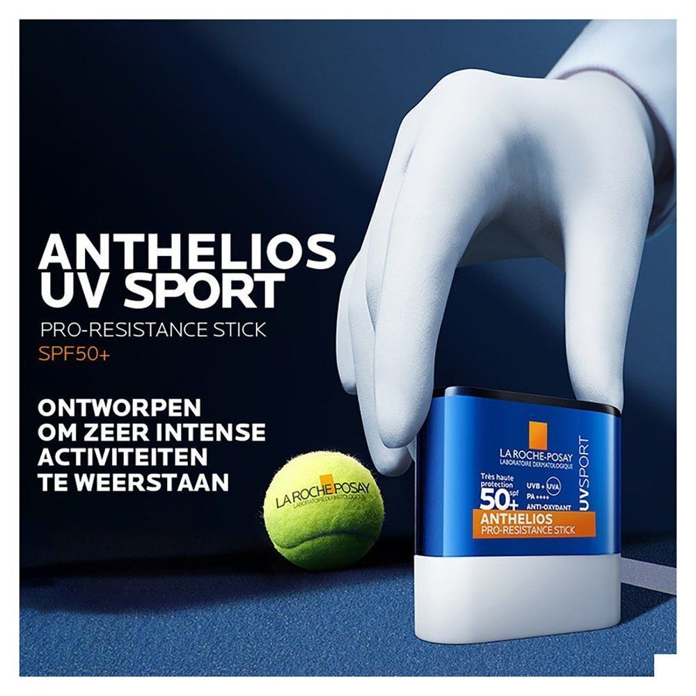 La Roche-Posay Anthelios UV Sport Stick SPF50+. Hand houdt stick vast naast tennisbal.