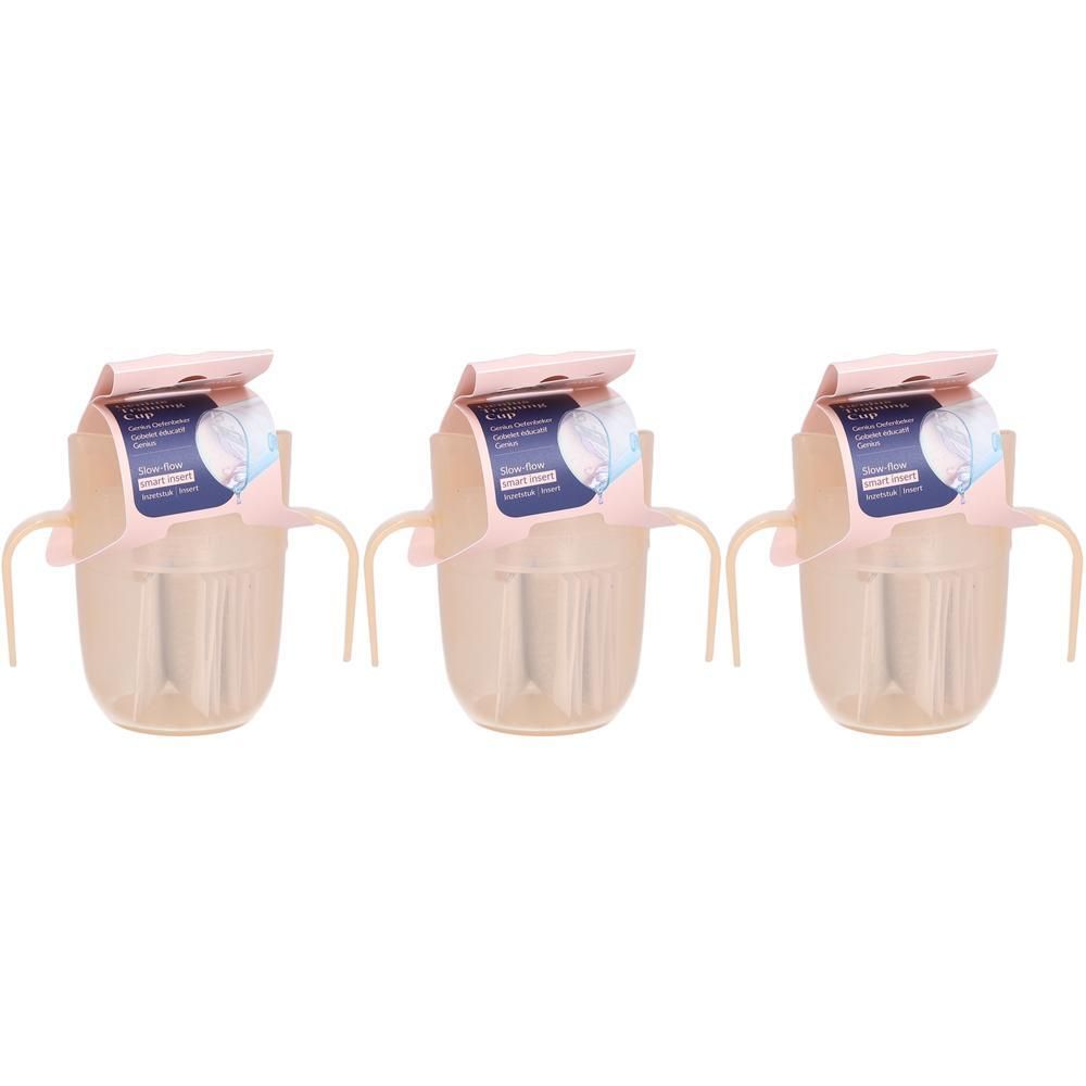Trois gobelets d'apprentissage roses avec poignées et couvercles. Chaque gobelet a une étiquette avec des graphiques bleus et blancs.
