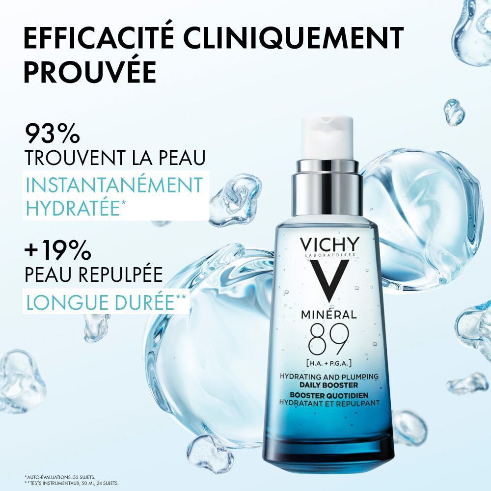Flacon de sérum Vichy Minéral 89 avec pompe, entouré de gouttes d'eau.