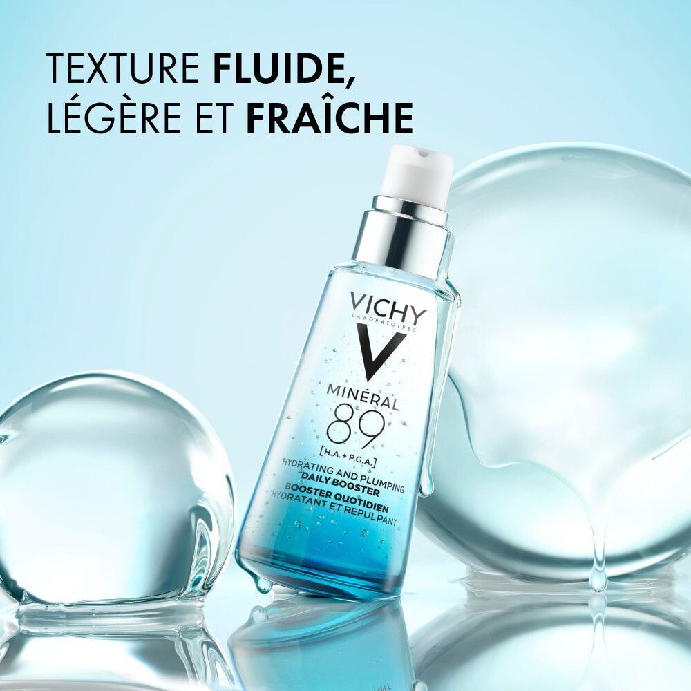 Flacon de sérum Vichy Minéral 89 avec pompe sur une surface humide.