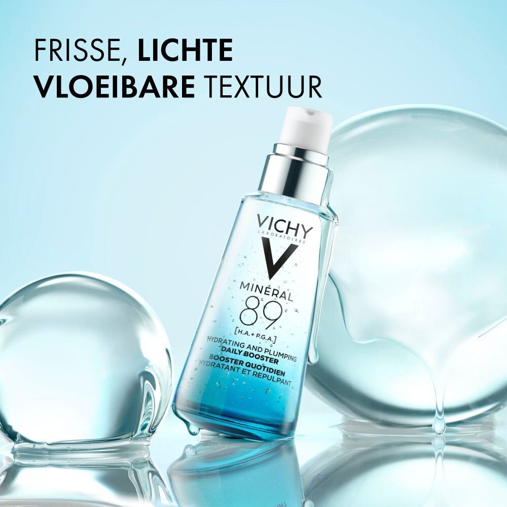 Vichy Mineral 89 booster flacon met pomp op een nat oppervlak.