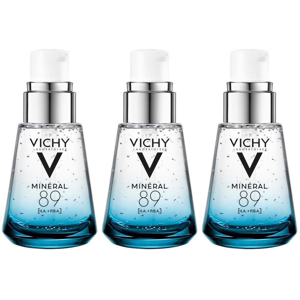 Trois flacons Vichy Minéral 89 avec distributeurs à pompe. Liquide clair avec une teinte bleue au fond.