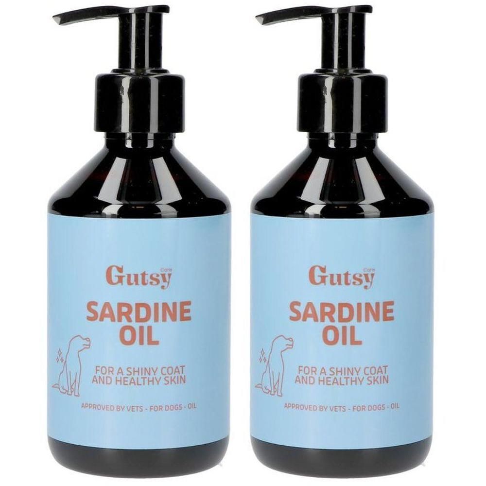 Twee bruine pompflesjes met blauw etiket, Gutsy Sardine Oil voor een glanzende vacht en gezonde huid.