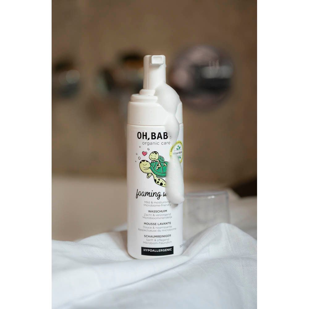 Flacon de Oh Baby! Mousse lavante avec de la mousse sortant de la pompe.