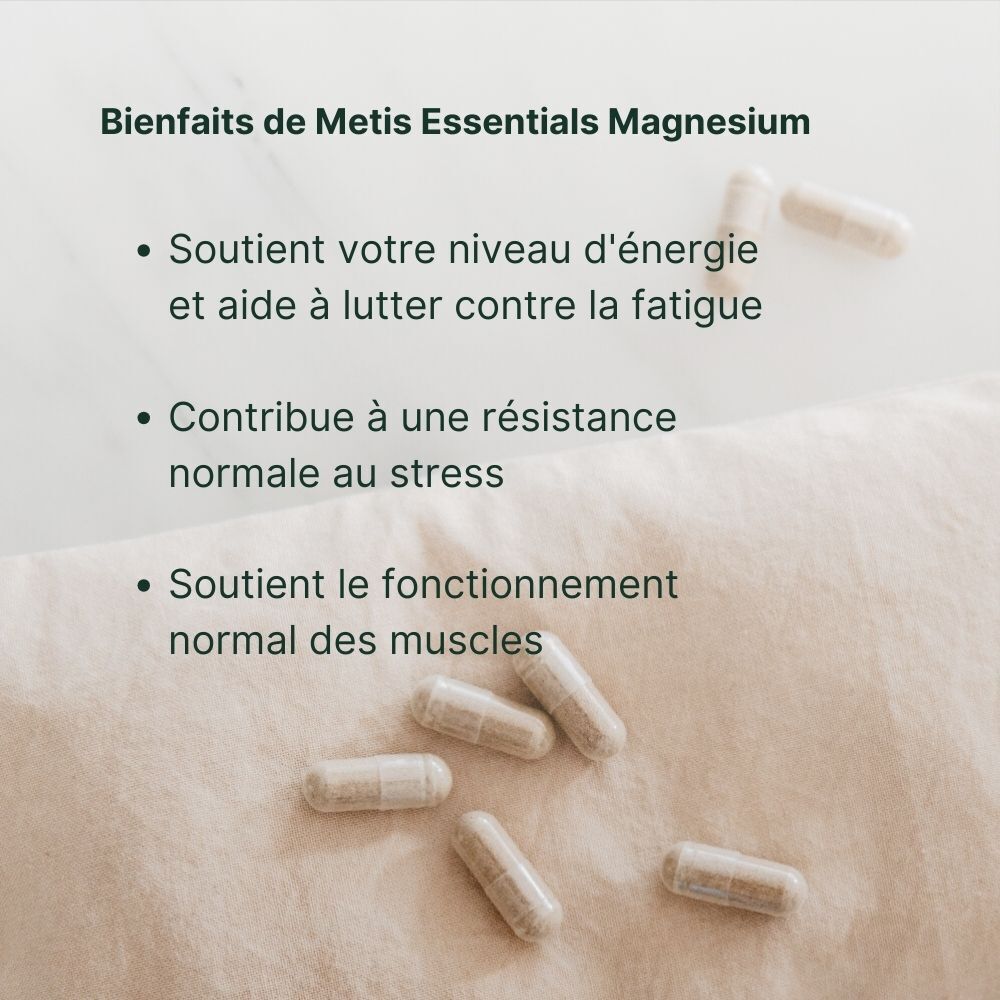 Gélules sur un tissu. Texte : 'Bienfaits de Metis Essentials Magnesium'. Soutient l'énergie, la résistance au stress, la fonction musculaire.