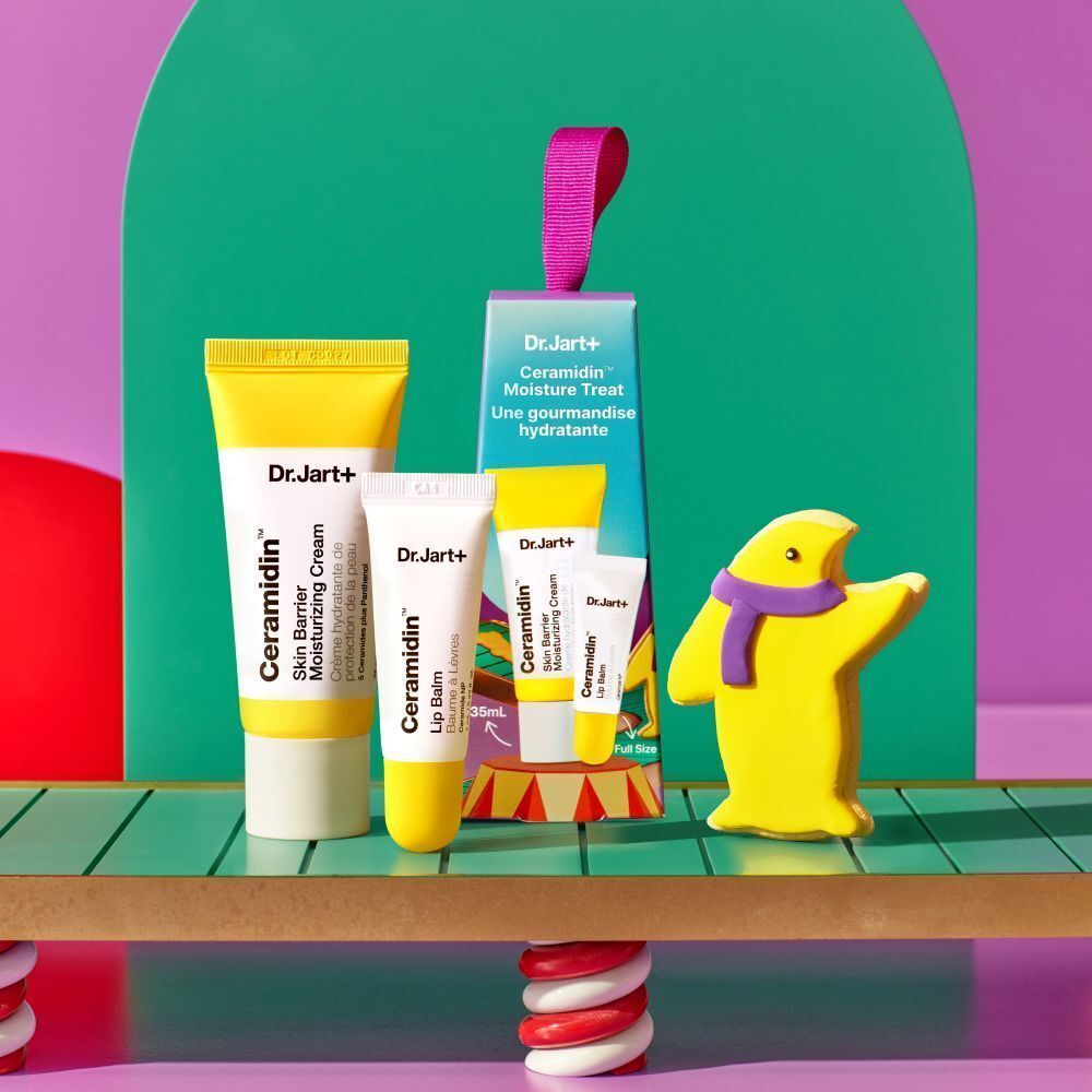 Dr.Jart+ Ceramidin set: een grote tube vochtinbrengende crème, een kleine tube lippenbalsem, een kleine tube vochtinbrengende crème en een gele eendenfiguur.