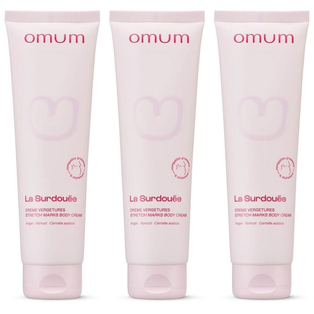 Trois tubes de crème corporelle anti-vergetures Omum La Surdouée, couleur rose.