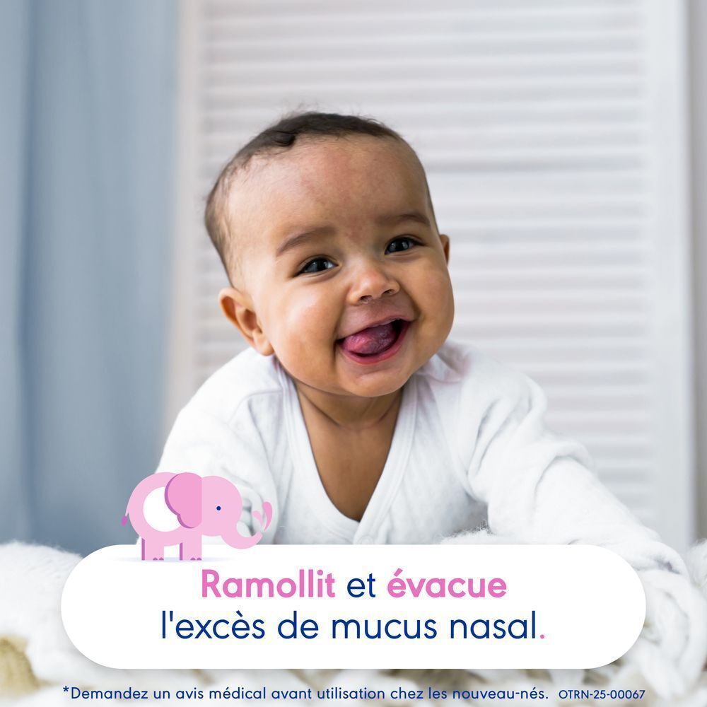Un bébé souriant allongé sur une couverture. Texte : 'Ramollit et évacue l'excès de mucus nasal'.