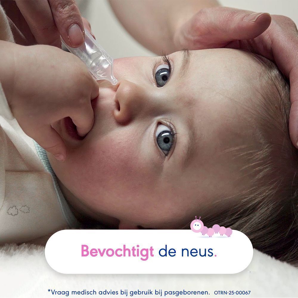 Close-up: hand gebruikt monodosisflesje voor babyneus. Tekst: 'Bevochtigt de neus'.