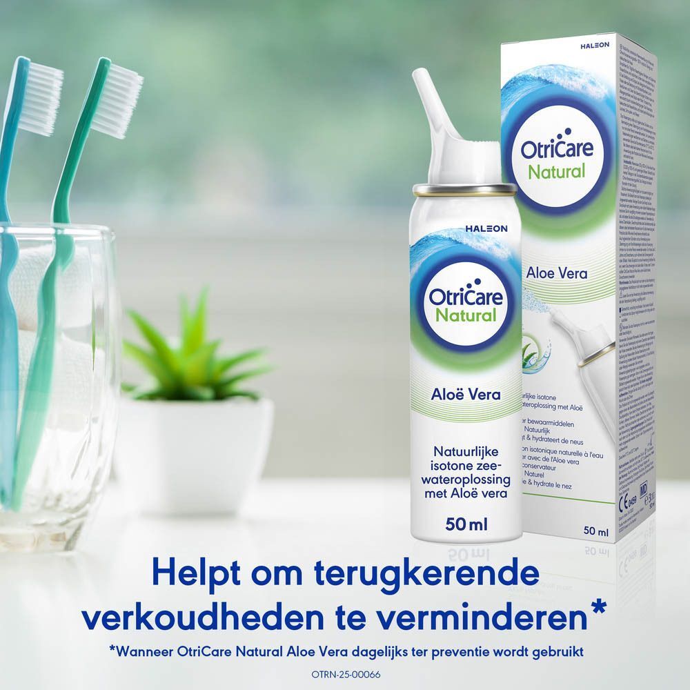 Een vrouw gebruikt OtriCare Natural Aloe Vera neusspray.