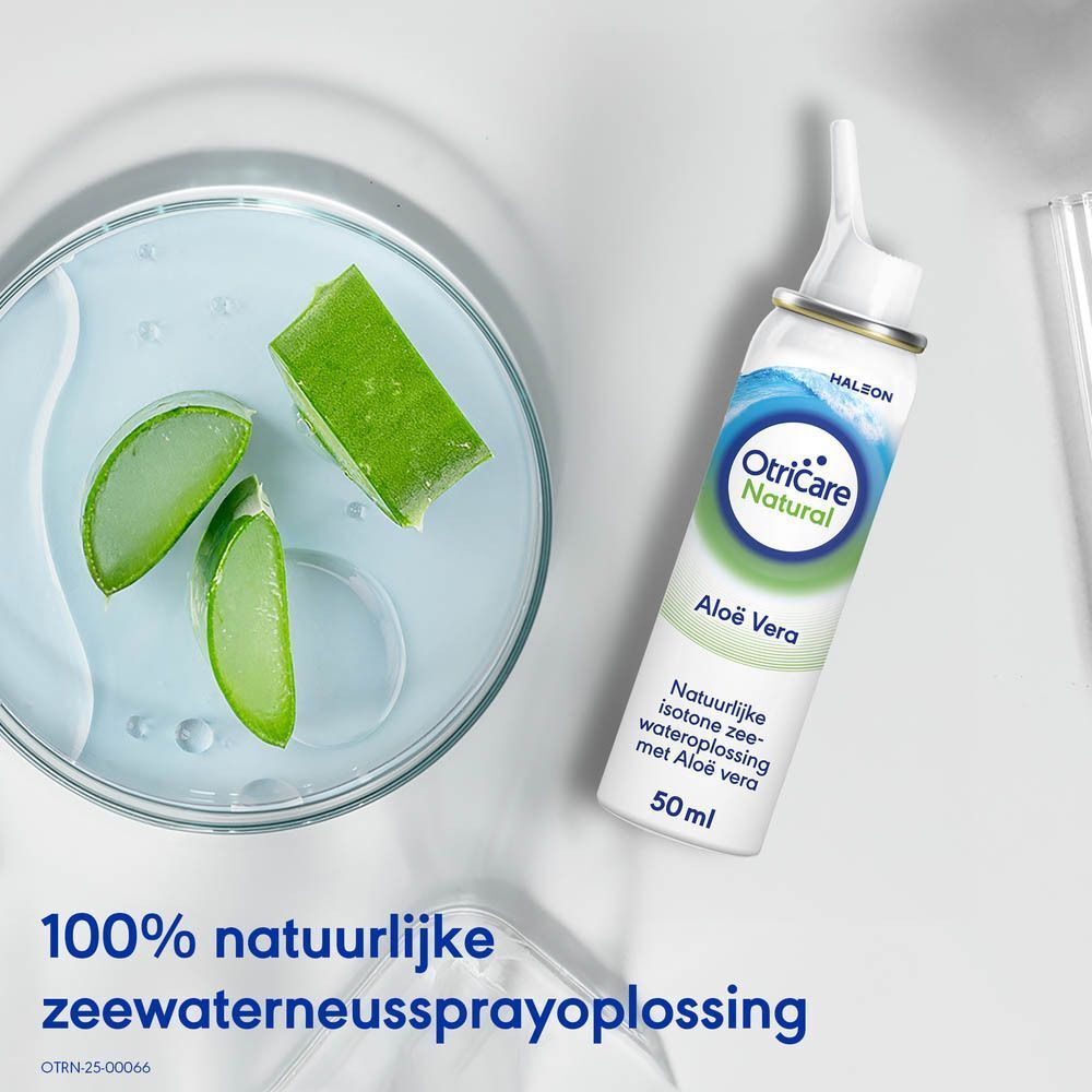 OtriCare Natural Aloe Vera neusspray naast tandenborstels en een plant.