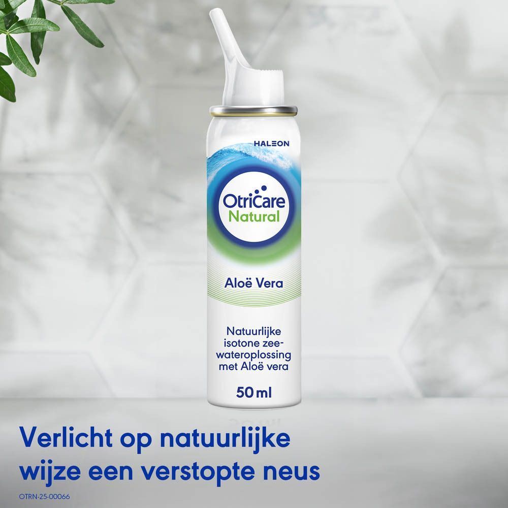 OtriCare Natural Aloe Vera neusspray met plakjes aloë vera op een petrischaal.