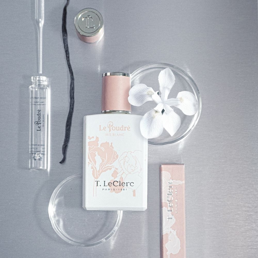 Flacon met irismotief, pipet, vanillestok en orchidee.