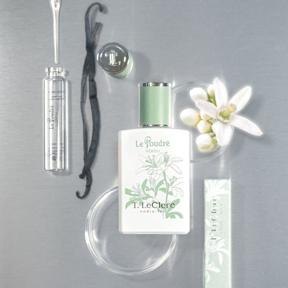 T. LeClerc Parfum Le Poudré Néroli avec accessoires : mini-flacon, gousse de vanille, fleurs.
