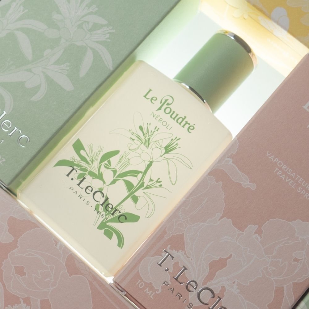 T. LeClerc Parfum Le Poudré Néroli in dozen met bloemenpatroon.