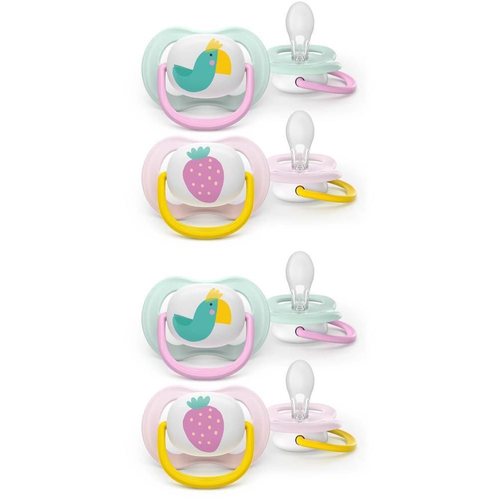 Quatre sucettes : deux avec motif oiseau, deux avec motif fraise. Boucliers vert pâle et rose.