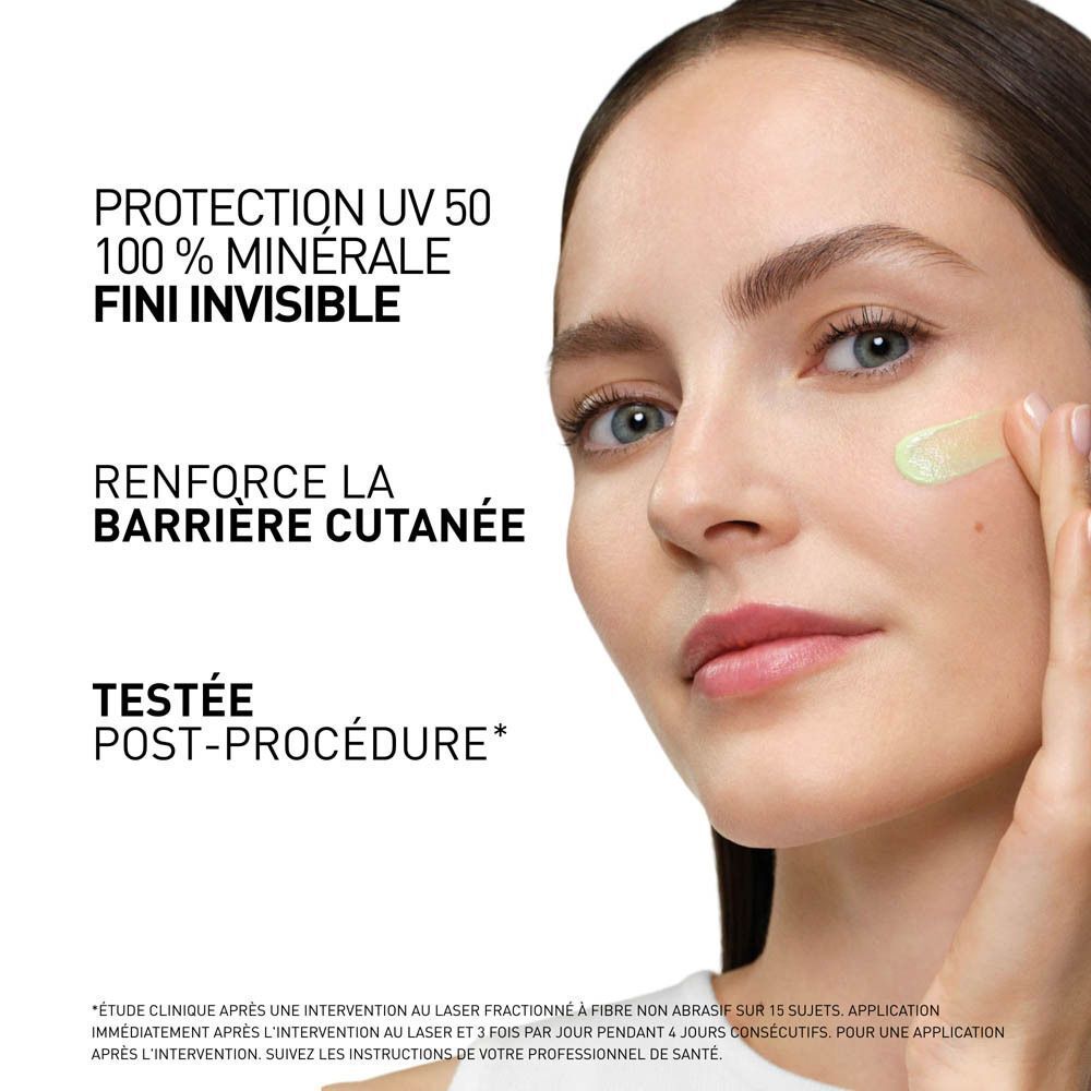 Une femme applique le fluide protecteur quotidien Filorga DAILY REPAIR MINERAL UV 50. Texte : 'PROTECTION UV 50 100% MINÉRALE FINI INVISIBLE'.