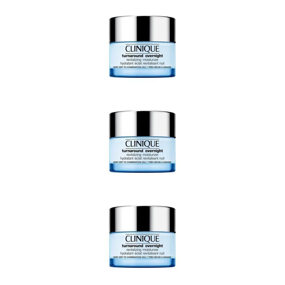 Trois pots de Clinique Turnaround Overnight Revitalizing Moisturizer empilés.