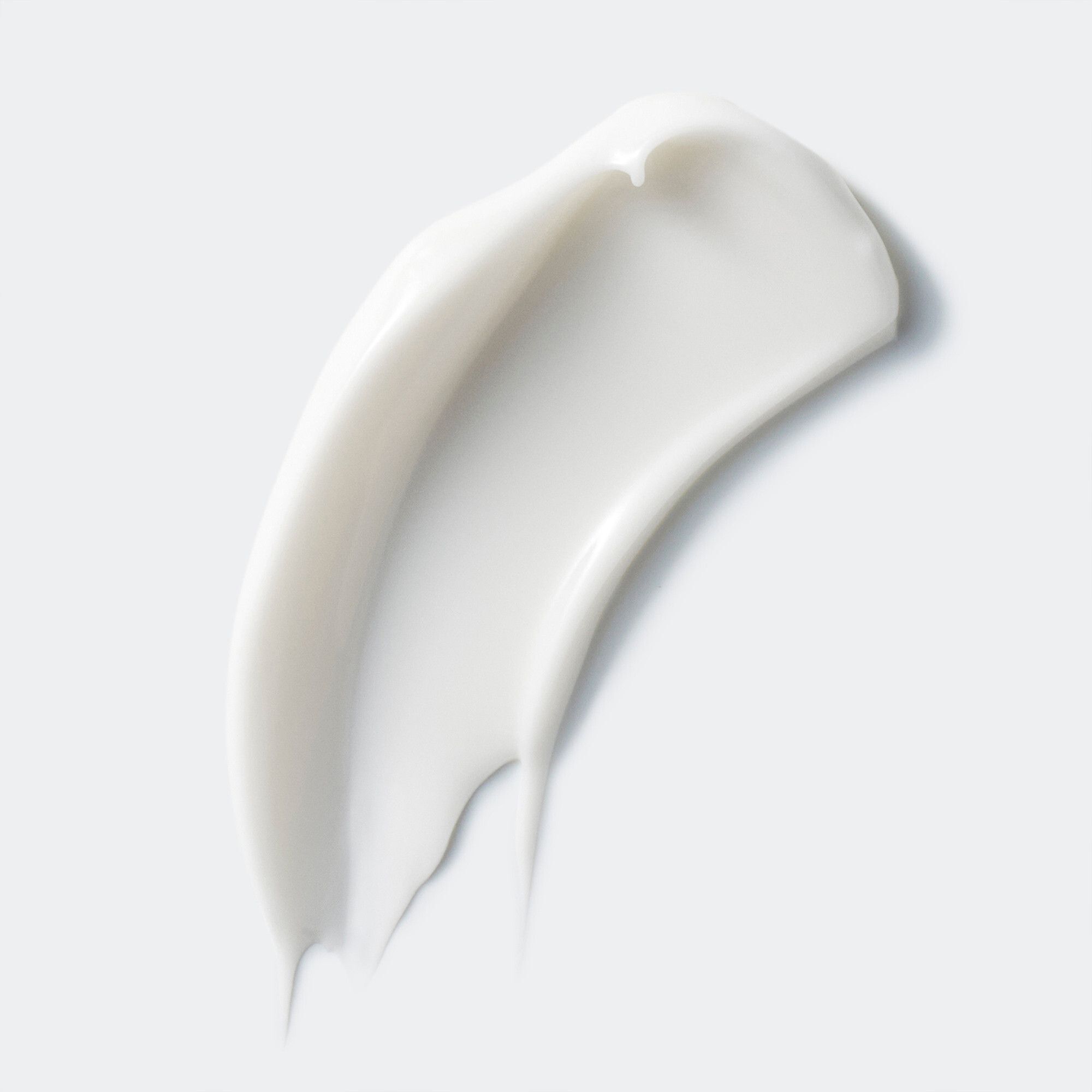 Un échantillon de texture de crème blanche sur fond clair.