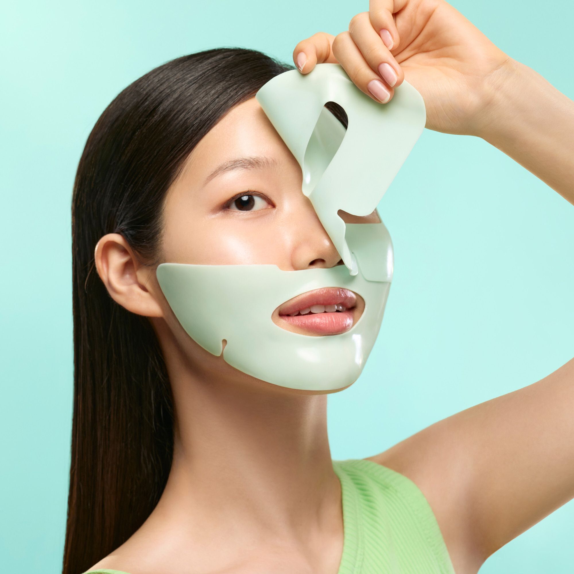 Une femme appliquant le masque Dr.Jart+ Cryo Rubber.