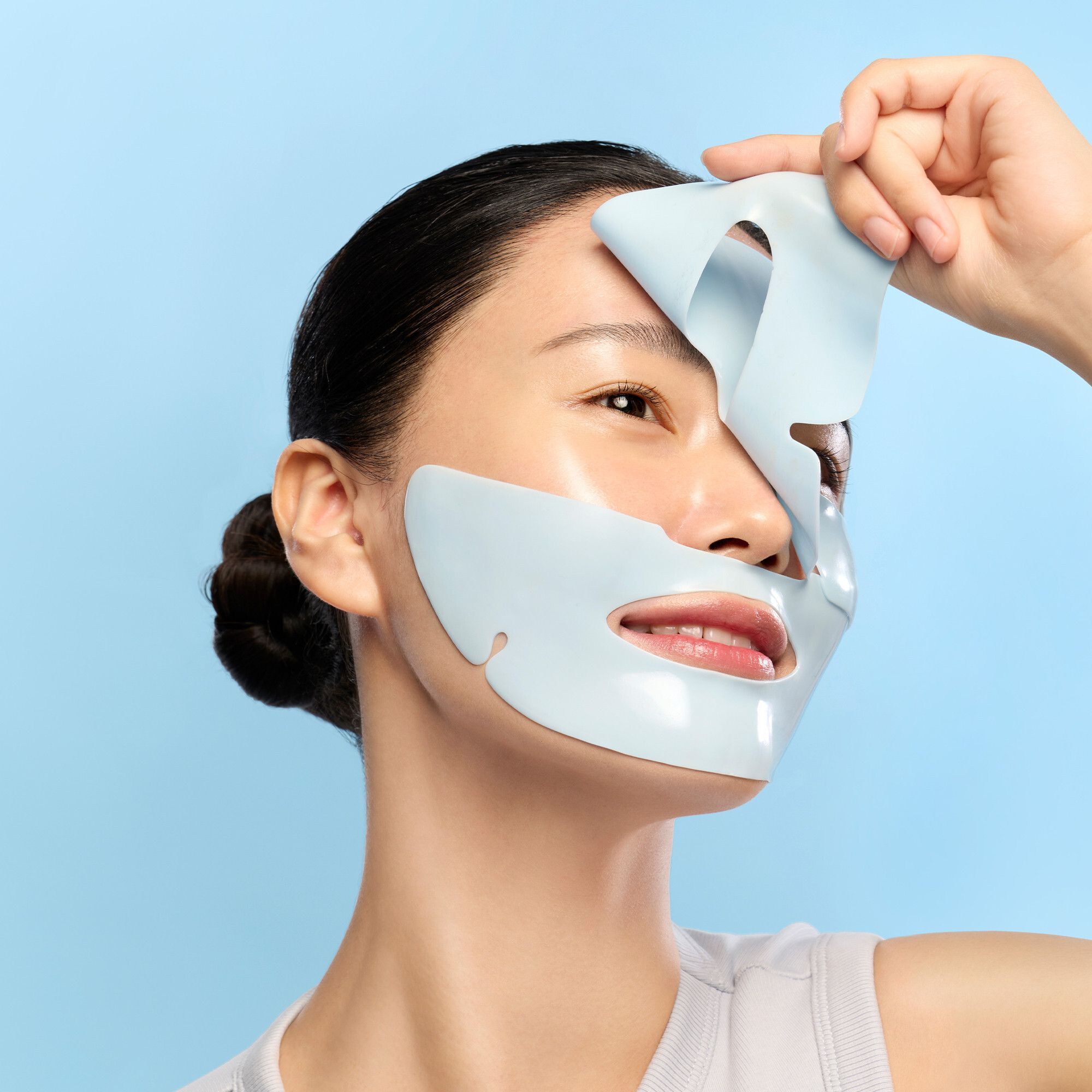 Une femme applique le masque Dr.Jart+ Cryo Rubber.