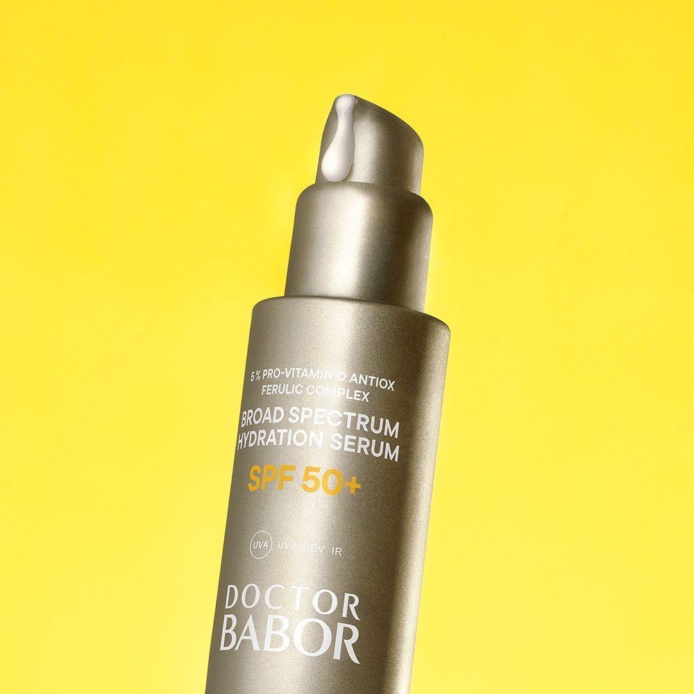 Close-up van de dispenser van Babor hydraterend serum SPF 50+.