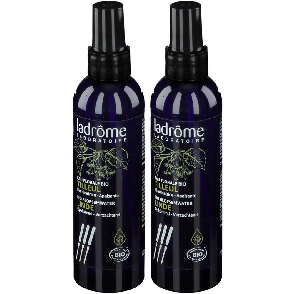 Twee flessen Ladrôme Eau Florale Tilleul Bio met spuitkop. Donkerblauwe flessen met etiket en afbeelding van lindebloesem.
