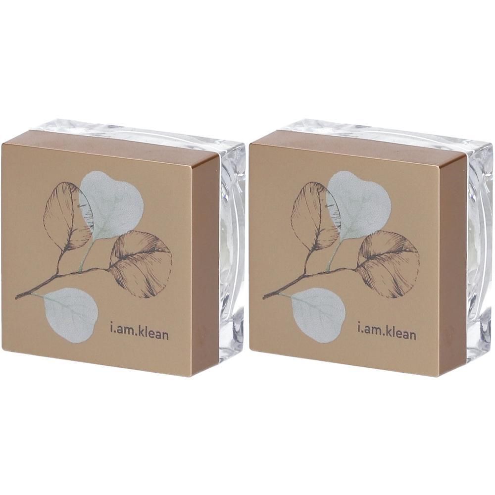 Deux i.am.klean Loose Mineral Concealer dans des contenants carrés avec motif de feuilles.