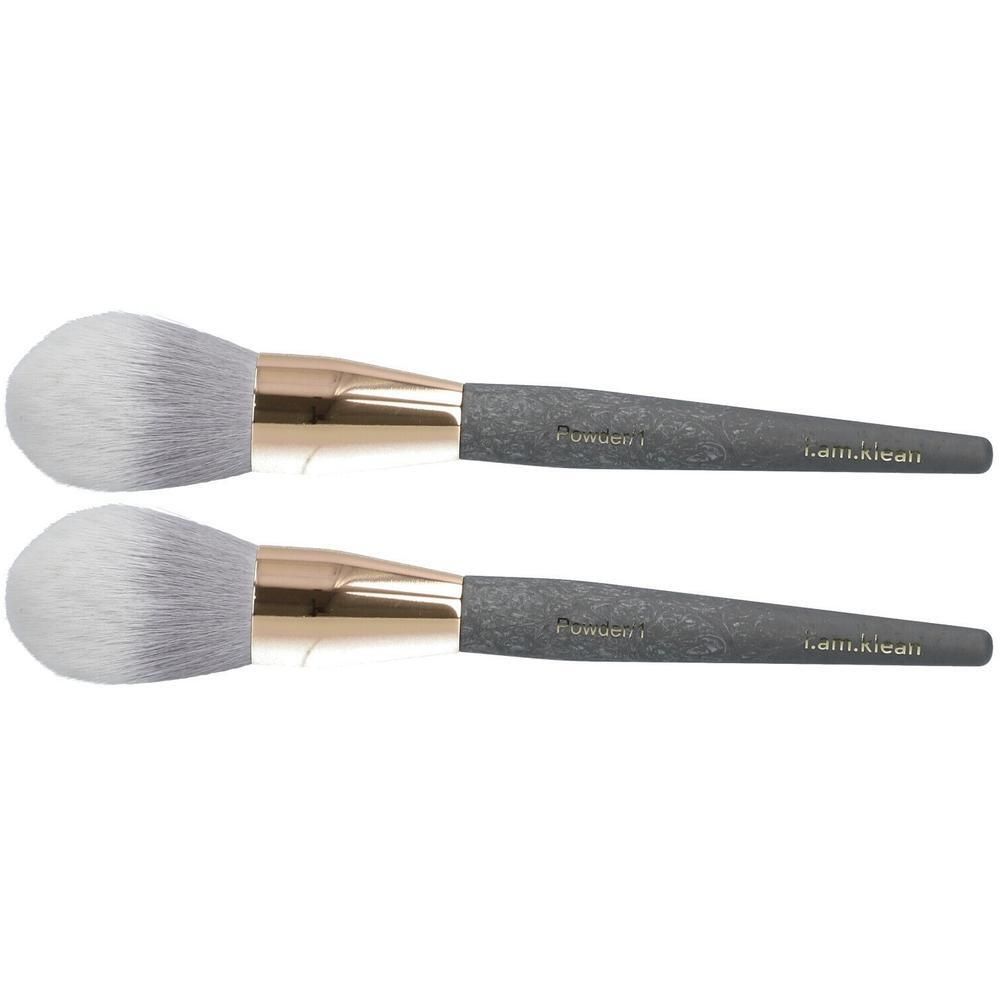 Deux pinceaux poudre avec manches gris et viroles dorées. Poils blancs et doux.