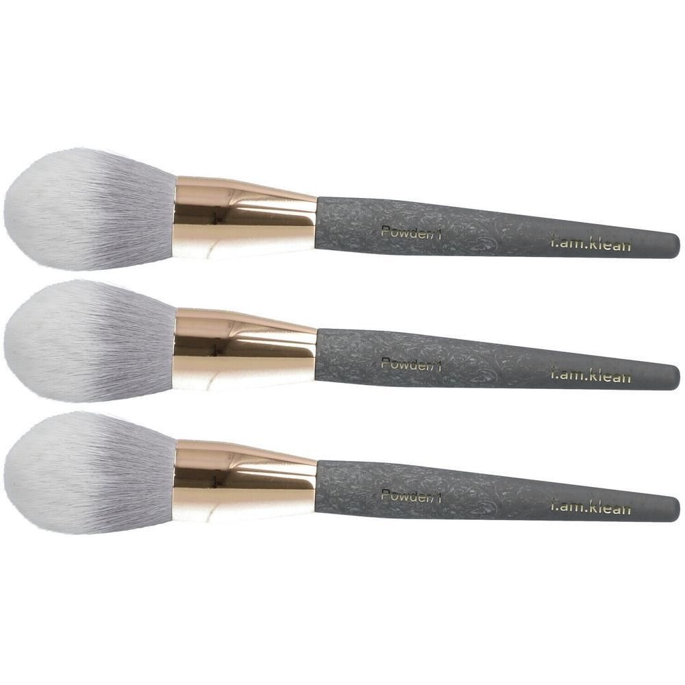 Trois pinceaux poudre avec poils blancs et manches gris avec virole dorée.