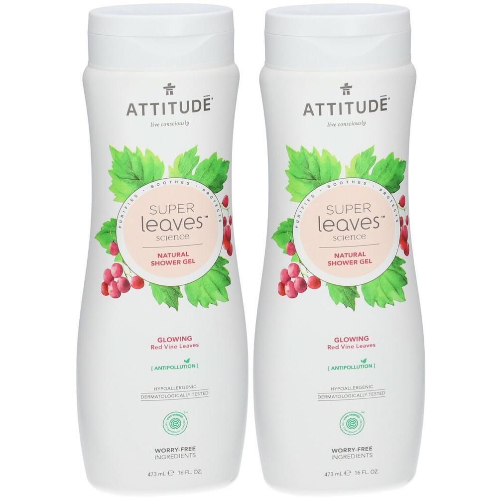 Twee witte flessen Attitude Super Leaves Natural Glowing Douchegel met rode bessen en bladeren.