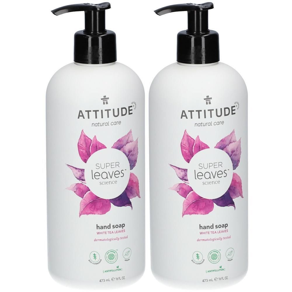 Twee witte pompflesjes met ATTITUDE handzeep Super Leaves White Tea, met bladmotief.