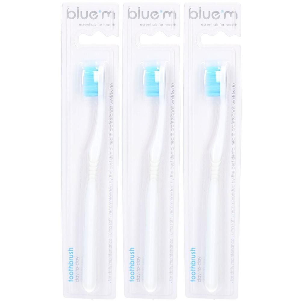 Drie witte tandenborstels met blauwe koppen in doorzichtige verpakking.