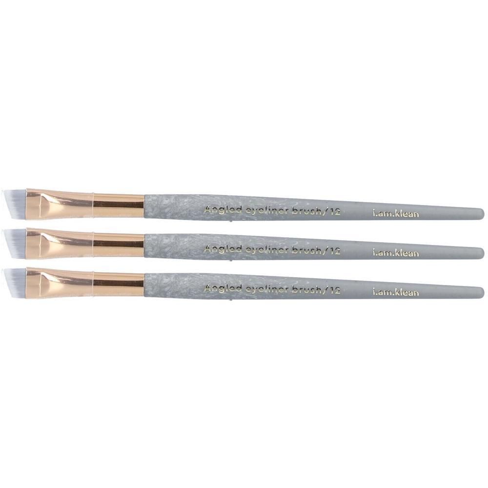 Trois pinceaux eye-liner biseautés avec manches gris et viroles dorées.