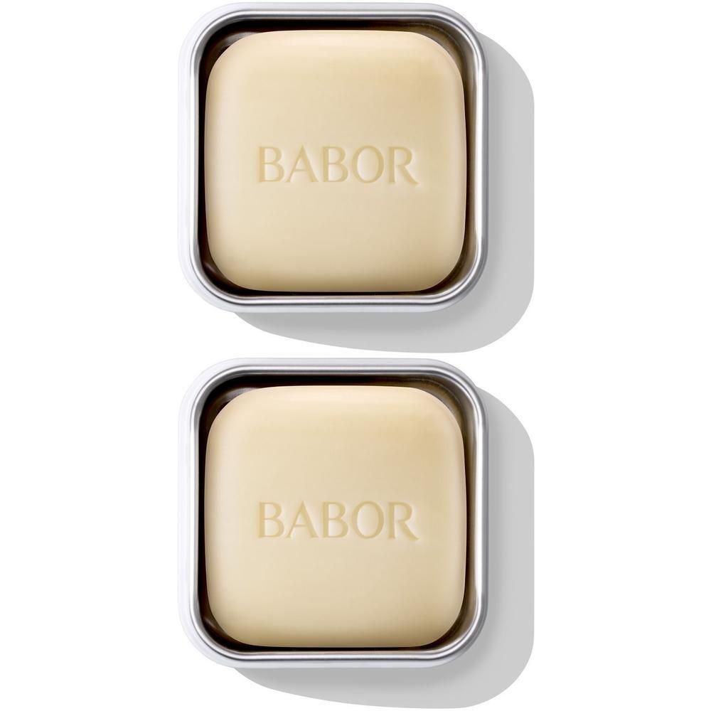 Twee Babor-zeepjes in zilverkleurige houders.