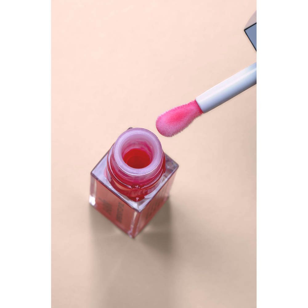 Un flacon ouvert d'huile à lèvres Babor Super Soft Lip Oil avec applicateur.