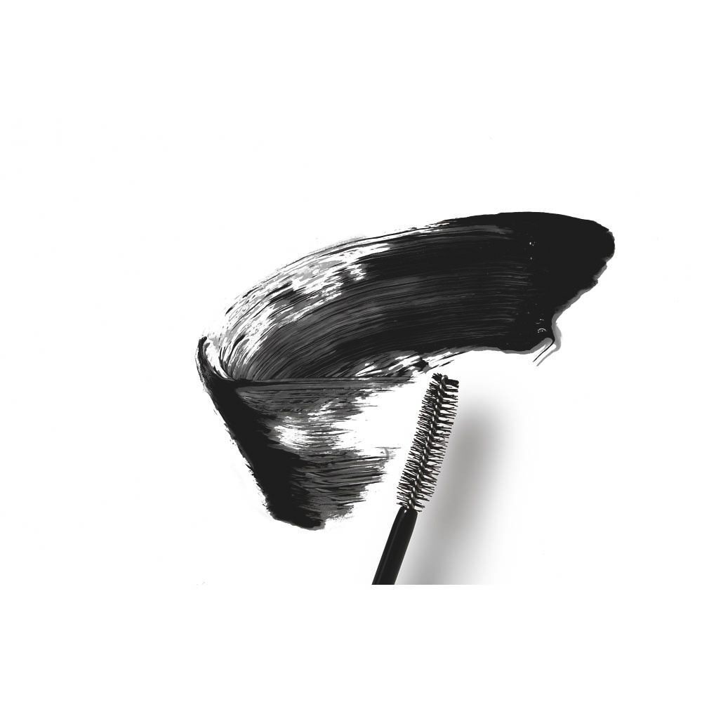 Tache de mascara noire avec un applicateur de mascara.