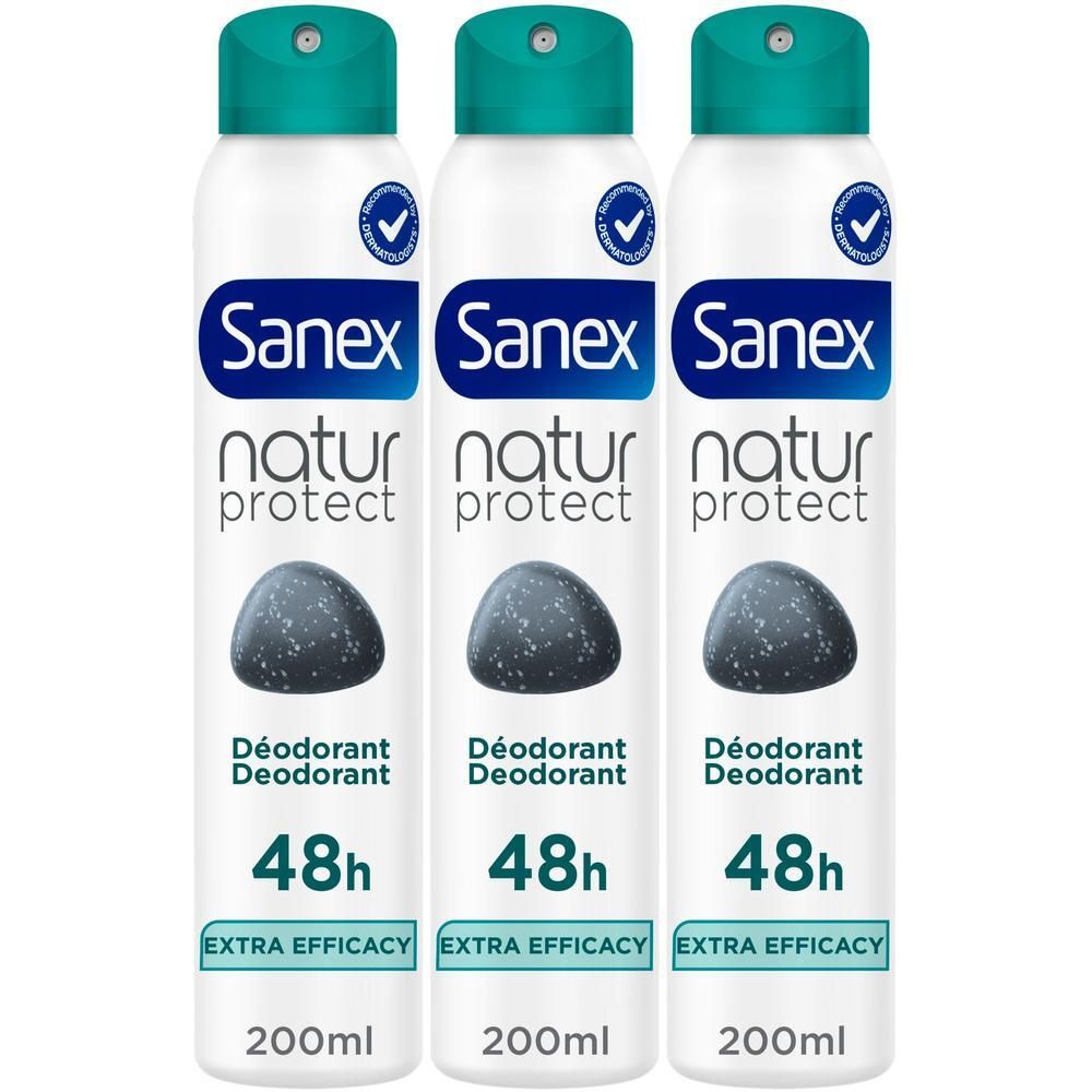 Drie Sanex Natur Protect deodorant sprays met aluinsteen-motief en 48u bescherming.