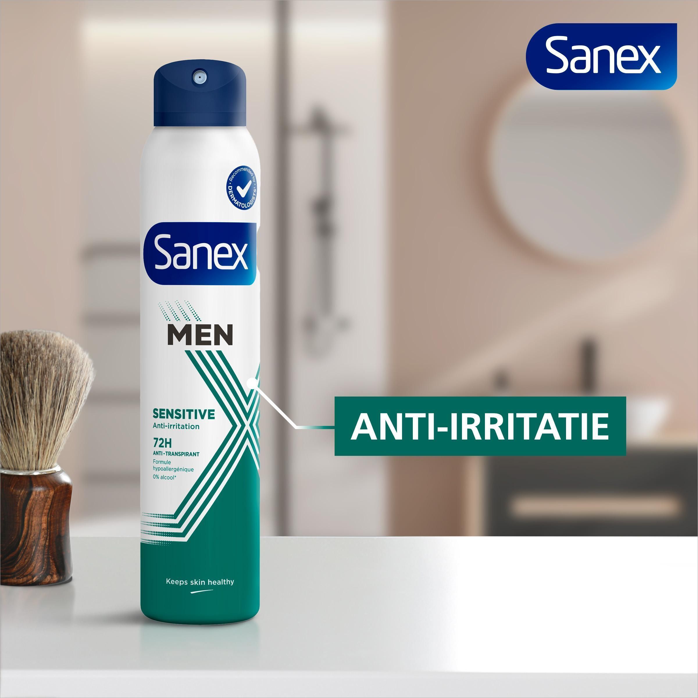 Sanex Men Sensitive 72h Anti-transpirant spray in een badkamer.