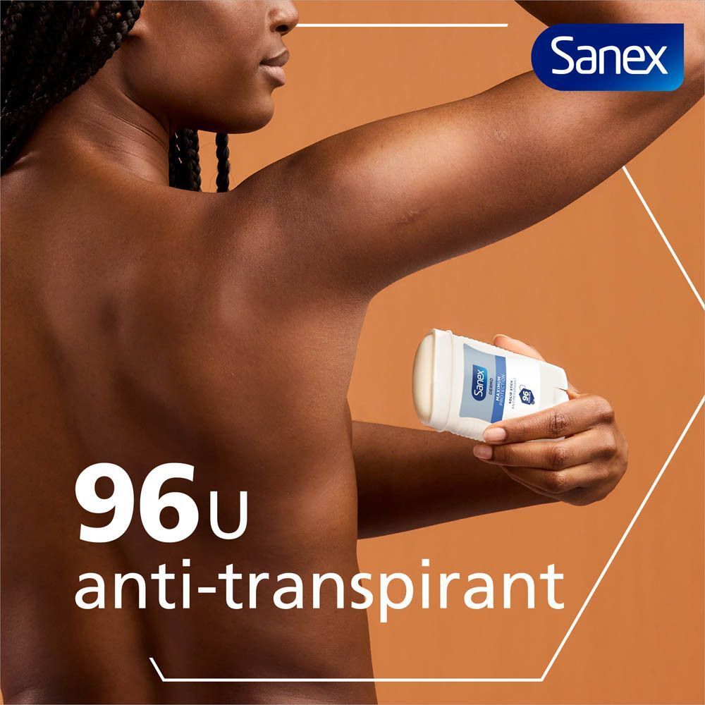 Vrouw met Sanex Dermo Deodorant Stick. 96u anti-transpirant.