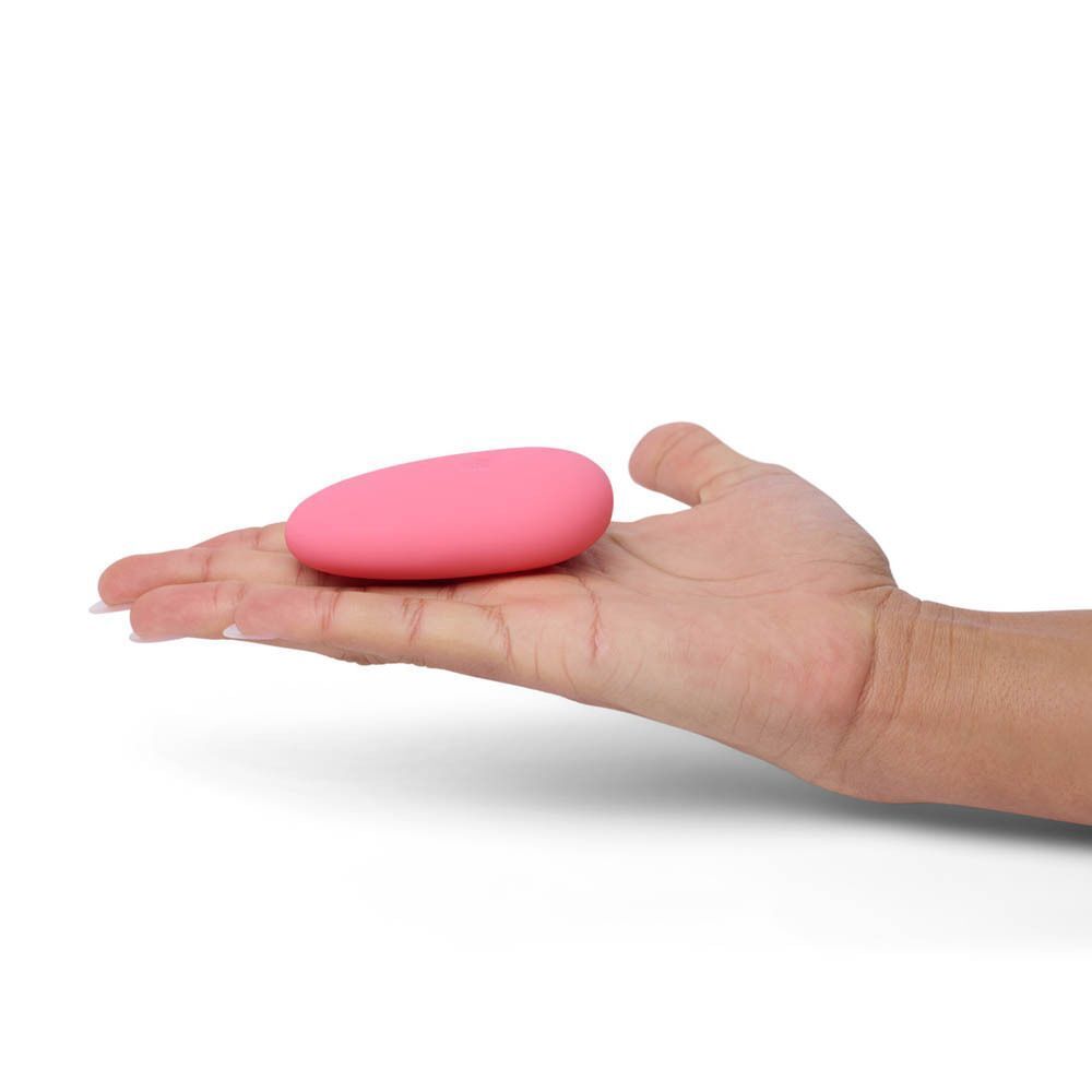 Een handpalm die een enkele roze, eivormige vibrator vasthoudt.