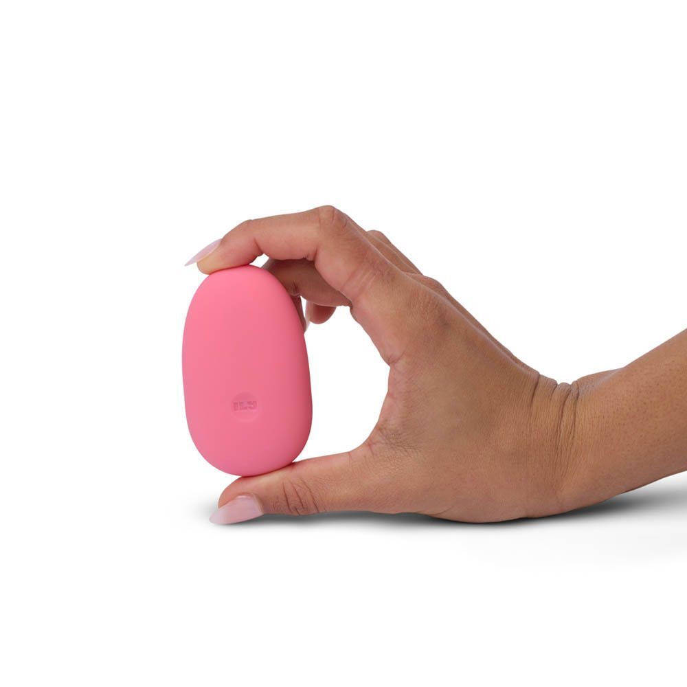 Une main tenant un vibromasseur rose en forme d'œuf.