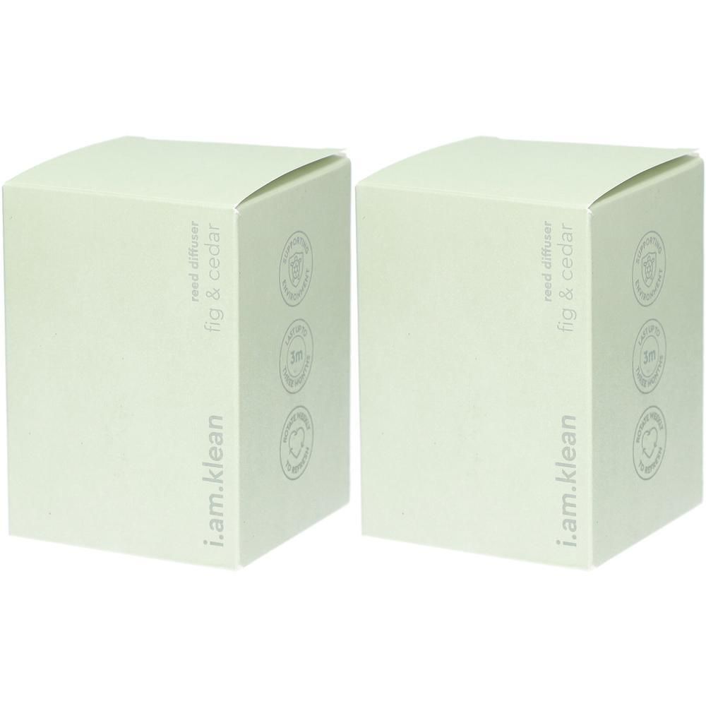 Deux recharges de diffuseur de roseaux i.am.klean Fig & Cèdre dans un emballage vert pâle.