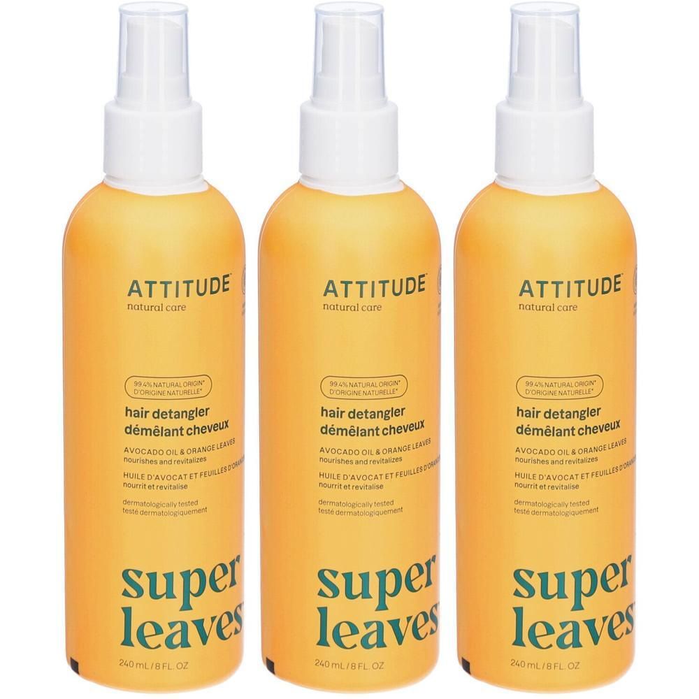 Trois vaporisateurs ATTITUDE Super leaves™ démêlant pour cheveux dans des bouteilles oranges avec têtes de pulvérisation blanches.